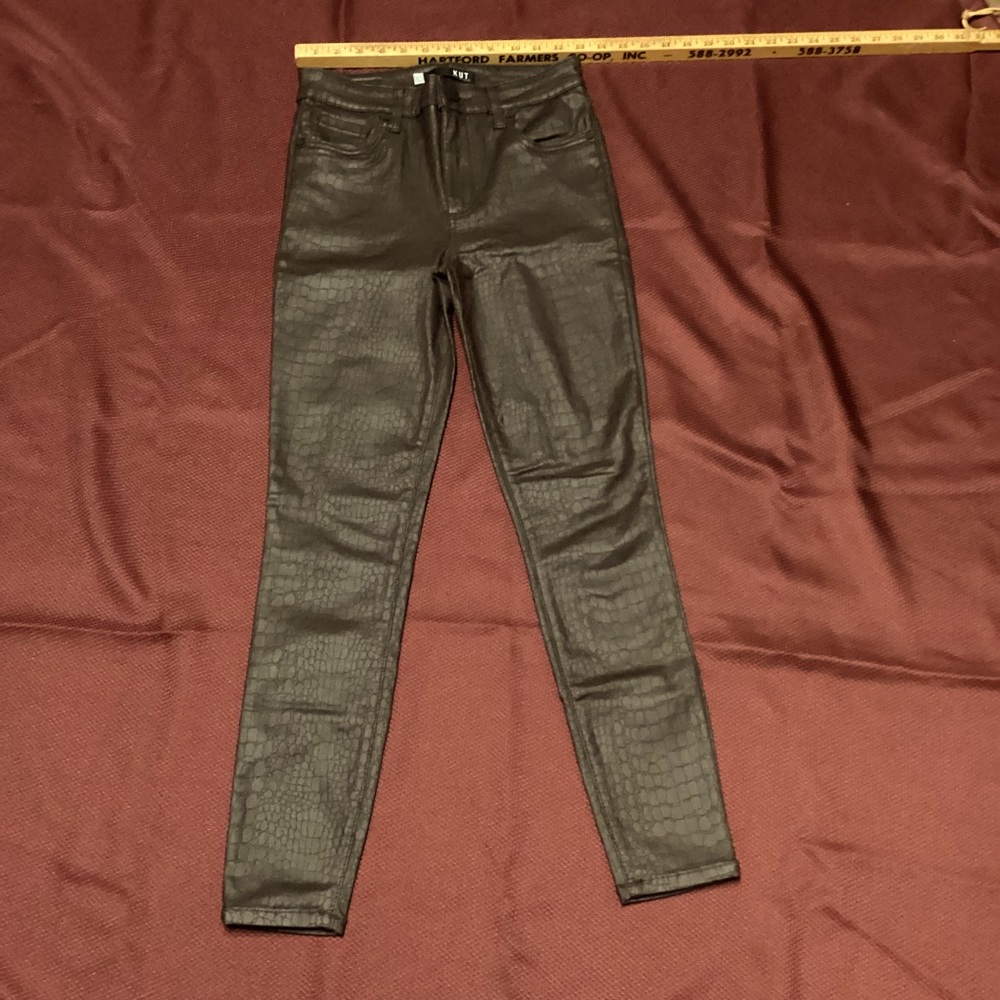 Kut from the Kloth ladies SZ2 pants ankle skinny, high rise, gator print.